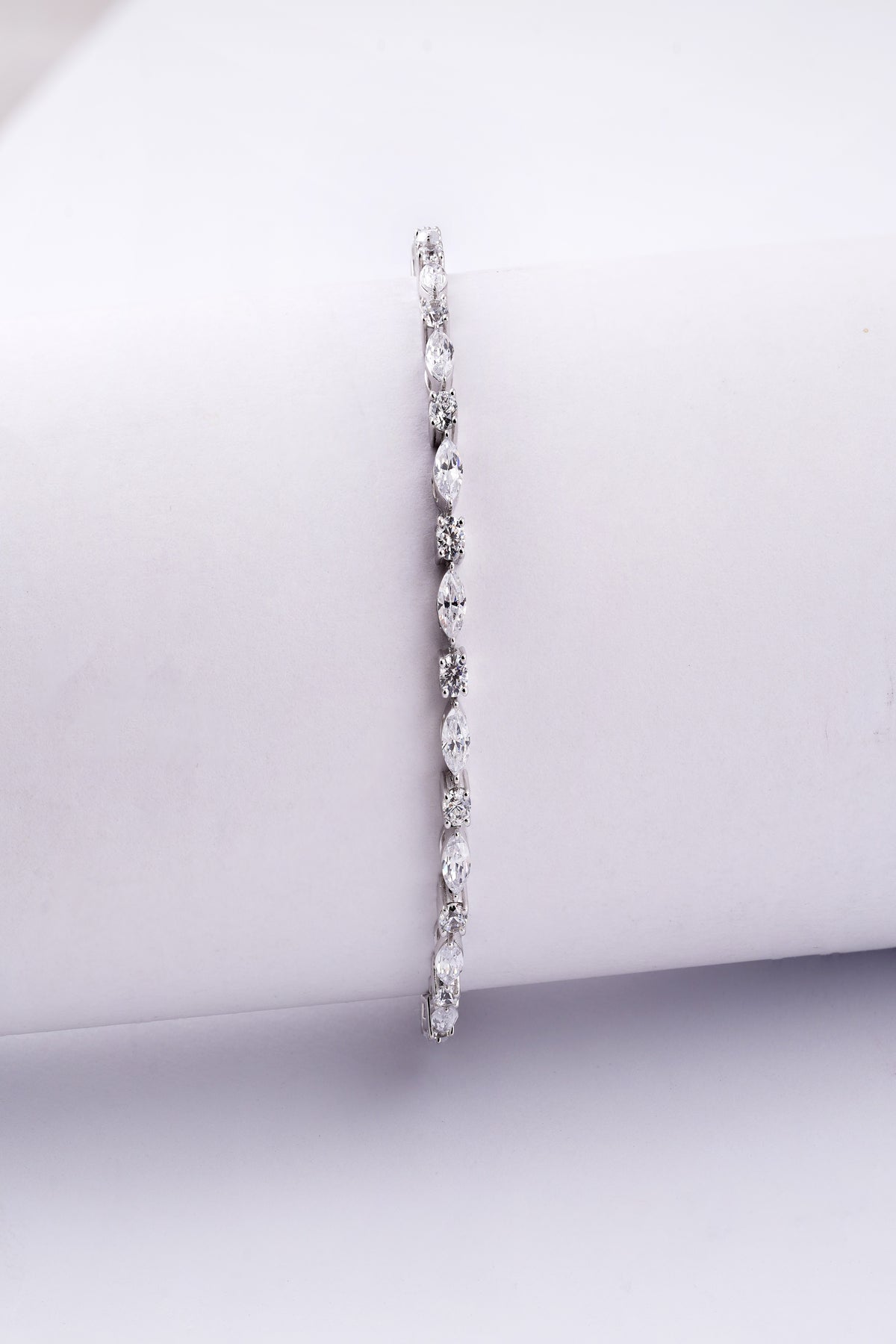 Elegant Marquise & Round Stone Tennis Bracelet – Timeless Sparkling Elegance