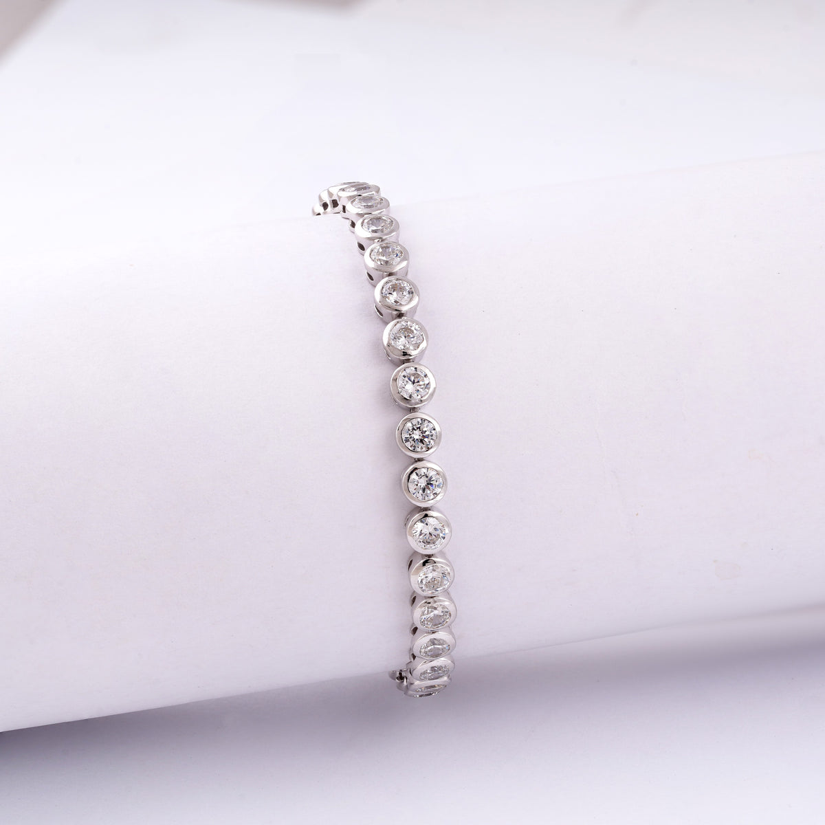 Classic Round Bezel-Set Diamond-Style Tennis Bracelet – Timeless Elegance
