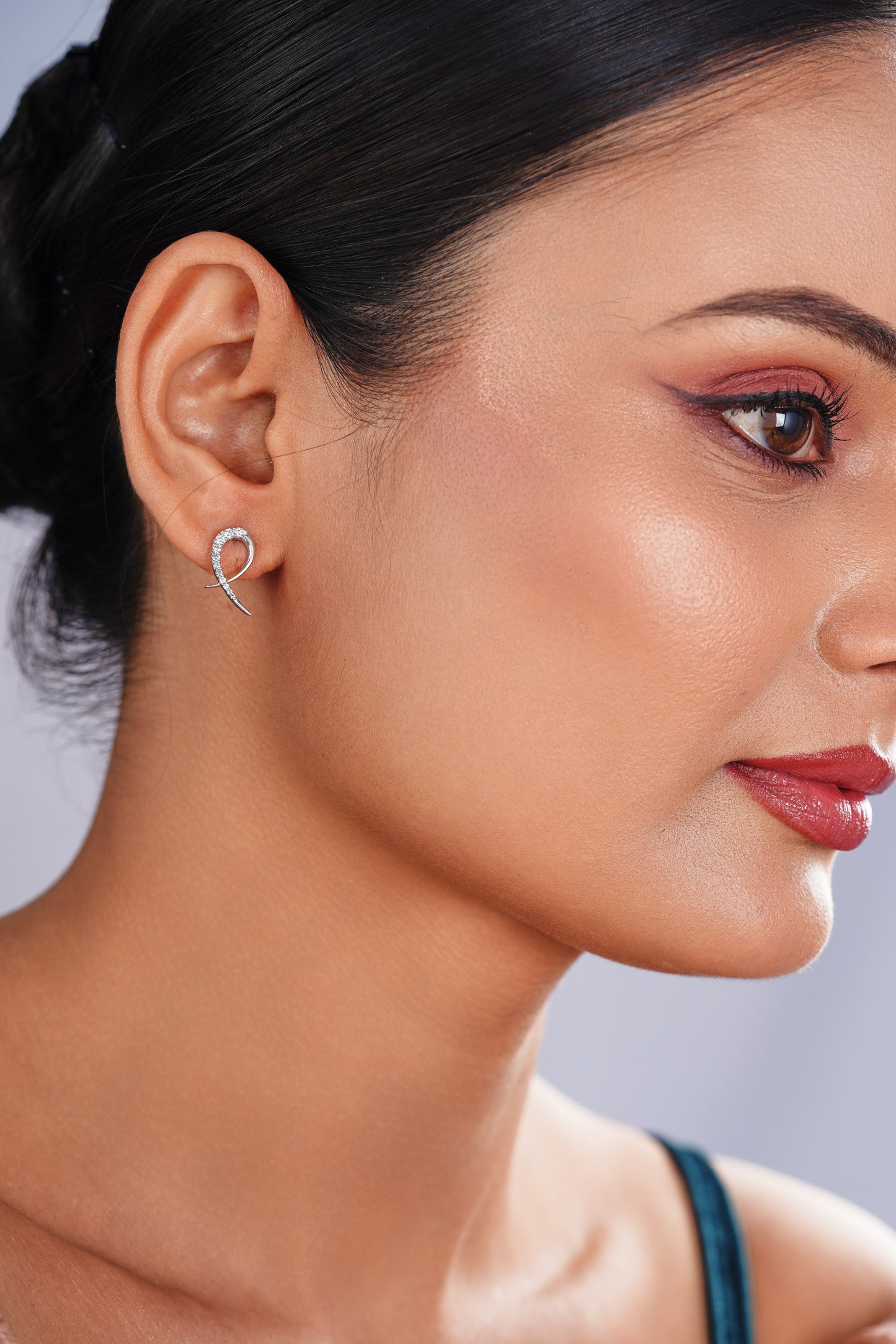 Graceful Curve Stud Earrings